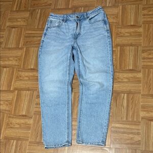 American Eagle Outfitters Light Blue Mom jean.